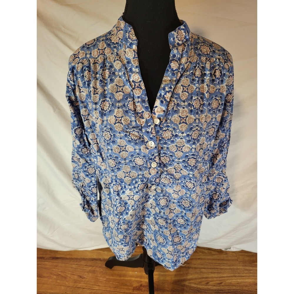 Fitzroy & Willa‎ Blue Geometric Size M Button Up Roll Tab Top